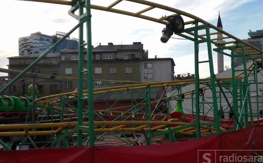 Jedna osoba povrijeđena: Prevrnuo se roller coaster na Sarajevo Holiday Marketu